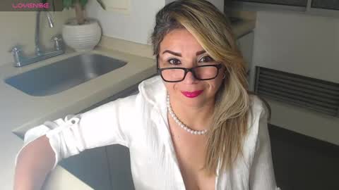 Snapshot of esperanza86_ chatting on 01-06-25, 11:52 Juliana online show from 01-06-25, 11:52