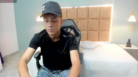 estebancol18 online show from 05-12-26, 11:02