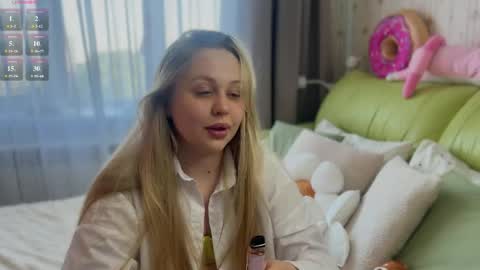 Snapshot of estella_elwood chatting on 05-15-26, 12:12 Estella online show from 05-15-26, 12:12