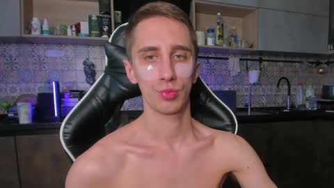 Snapshot of esthetics_boys chatting on 05-17-26, 06:55 LOUIS online show from 05-17-26, 06:55