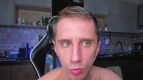 Snapshot of esthetics_boys chatting on 05-22-26, 04:52 LOUIS online show from 05-22-26, 04:52