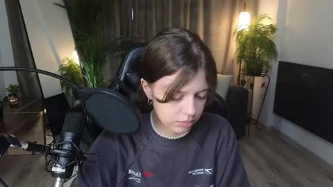 Snapshot of estirihka chatting on 10-15-25, 07:36 Este online show from 10-15-25, 07:36