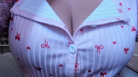 Snapshot of eternalmuse chatting on 06-17-26, 10:06 eternalmuse online show from 06-17-26, 10:06