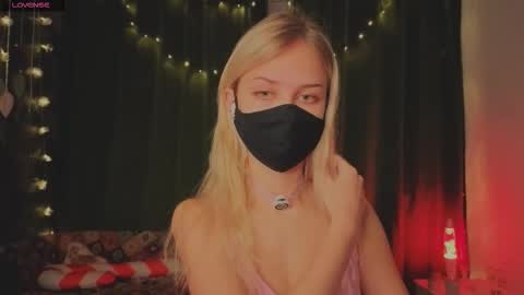 Snapshot of eternalophelia chatting on 01-12-26, 10:59 Sophia online show from 01-12-26, 10:59