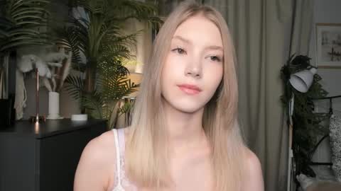 Snapshot of eternity_cuite chatting on 10-23-25, 05:40 Natalie online show from 10-23-25, 05:40