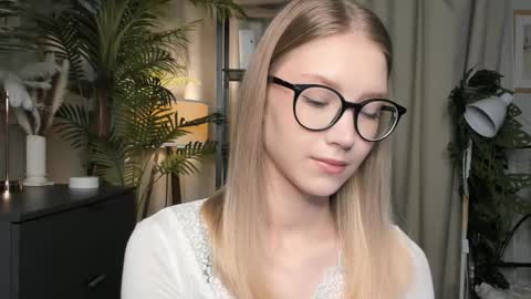 Snapshot of eternity_cuite chatting on 10-24-25, 05:48 Natalie online show from 10-24-25, 05:48