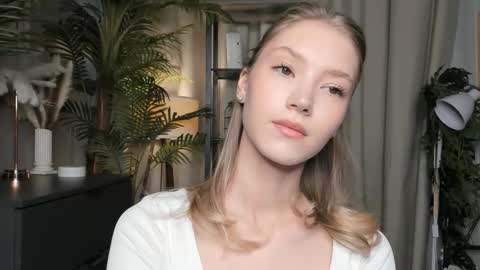 Snapshot of eternity_cuite chatting on 10-29-25, 05:42 Natalie online show from 10-29-25, 05:42