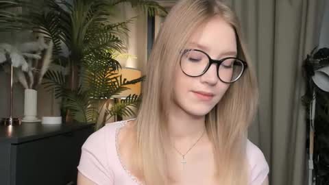 Snapshot of eternity_cuite chatting on 11-06-25, 05:41 Natalie online show from 11-06-25, 05:41