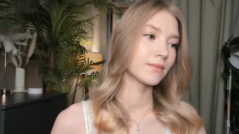 Snapshot of eternity_cuite chatting on 11-09-25, 05:39 Natalie online show from 11-09-25, 05:39