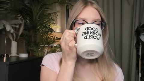 Snapshot of eternity_cuite chatting on 11-15-25, 05:49 Natalie online show from 11-15-25, 05:49