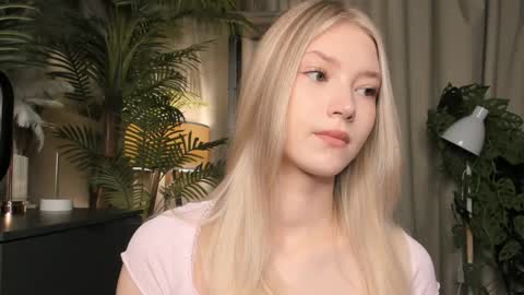 Snapshot of eternity_cuite chatting on 11-30-25, 05:44 Natalie online show from 11-30-25, 05:44