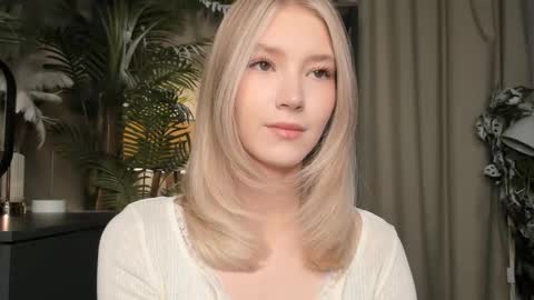 Snapshot of eternity_cuite chatting on 12-15-25, 05:44 Natalie online show from 12-15-25, 05:44