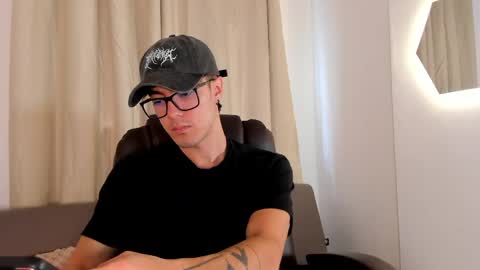 etham_wolf1 online show from 04-17-26, 07:17