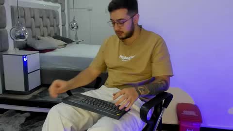 ethan_greys online show from 12-14-25, 04:07