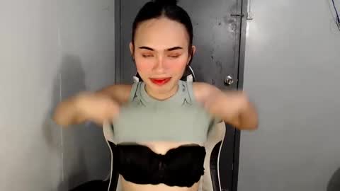 Snapshot of euniceariella21 chatting on 12-30-24, 11:48 YELLA online show from 12-30-24, 11:48