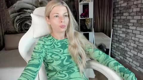 Snapshot of eva_melow chatting on 05-06-26, 05:18 Eva online show from 05-06-26, 05:18