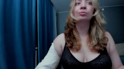 Snapshot of eva_rikchter chatting on 07-12-26, 09:39 Ice Goddess online show from 07-12-26, 09:39