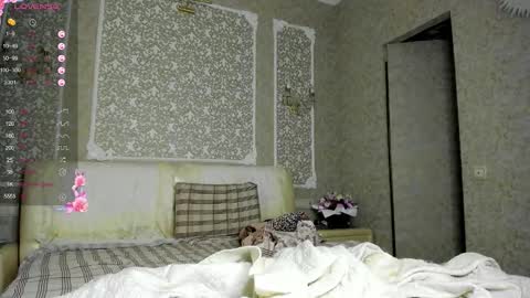 Snapshot of evaa1980 chatting on 12-21-25, 10:44 Eva online show from 12-21-25, 10:44