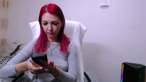 Snapshot of evadesireone chatting on 05-12-26, 09:06 EvadesireONE online show from 05-12-26, 09:06