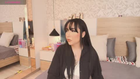 Evadne online show from 11-01-25, 05:59