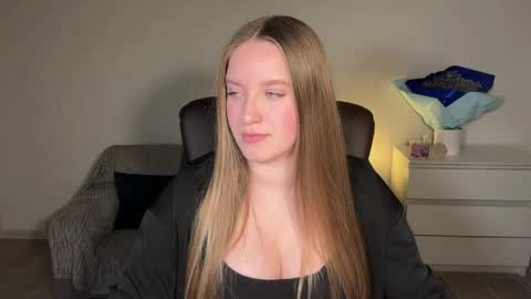 Snapshot of evajuly chatting on 04-19-26, 08:33 Eva online show from 04-19-26, 08:33