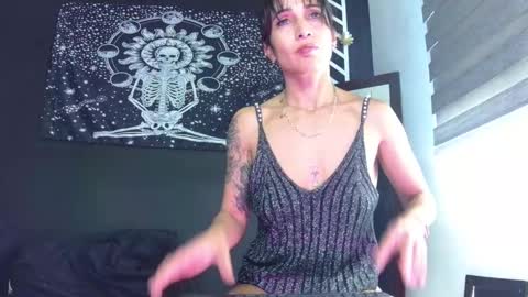 Snapshot of evangelinecors chatting on 12-14-25, 06:45 Eva online show from 12-14-25, 06:45