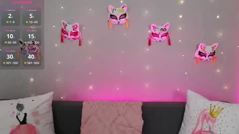 Snapshot of evarey_ chatting on 06-22-26, 04:31 Adelina online show from 06-22-26, 04:31