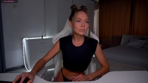 Snapshot of evelina_fox chatting on 06-28-26, 01:39 Evelina online show from 06-28-26, 01:39