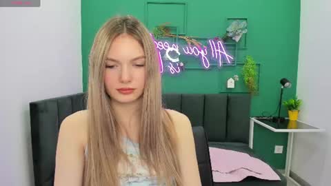 Snapshot of evelineamore chatting on 06-19-26, 09:02 Eveline online show from 06-19-26, 09:02