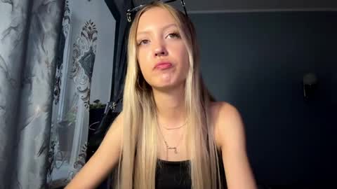 Snapshot of evelinegallucci chatting on 06-08-26, 02:06 Katy online show from 06-08-26, 02:06
