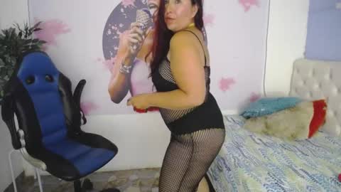 Snapshot of evelyn_mature19 chatting on 01-27-25, 09:55 Juliana online show from 01-27-25, 09:55