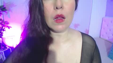 Snapshot of evelyn_mature19 chatting on 10-09-25, 06:39 Juliana online show from 10-09-25, 06:39