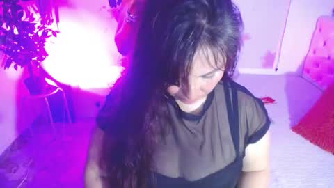 Snapshot of evelyn_mature19 chatting on 10-16-25, 07:04 Juliana online show from 10-16-25, 07:04
