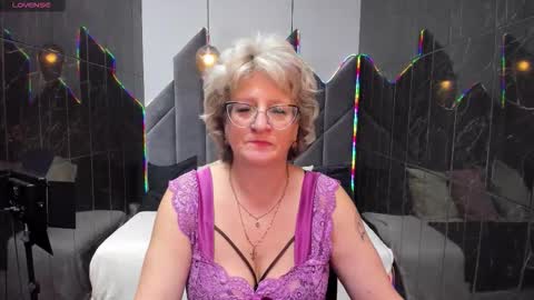 Evelyn online show from 09-22-25, 04:58