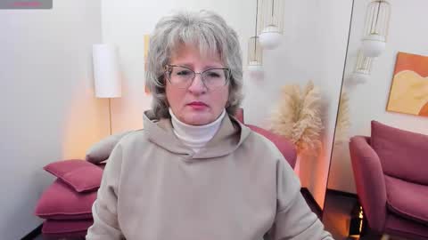 Evelyn online show from 09-29-25, 05:01