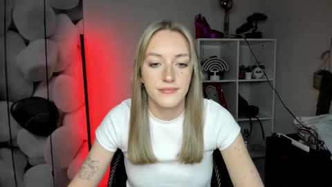 Snapshot of evelynblond chatting on 01-19-26, 01:37 evelynblond online show from 01-19-26, 01:37