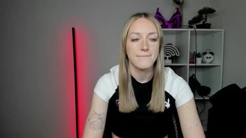 Snapshot of evelynblond chatting on 03-09-26, 06:28 evelynblond online show from 03-09-26, 06:28