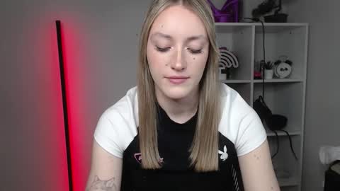 Snapshot of evelynblond chatting on 03-11-26, 07:03 evelynblond online show from 03-11-26, 07:03