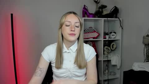 Snapshot of evelynblond chatting on 03-27-26, 10:15 evelynblond online show from 03-27-26, 10:15