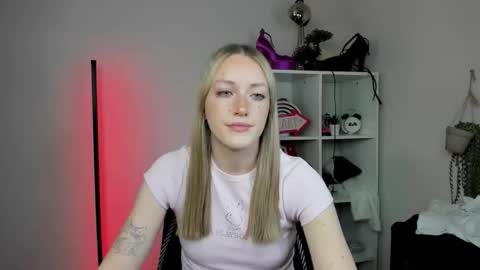 Snapshot of evelynblond chatting on 03-30-26, 12:39 evelynblond online show from 03-30-26, 12:39