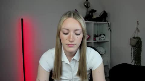 Snapshot of evelynblond chatting on 03-31-26, 12:38 evelynblond online show from 03-31-26, 12:38