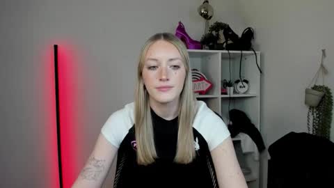 Snapshot of evelynblond chatting on 04-01-26, 12:39 evelynblond online show from 04-01-26, 12:39