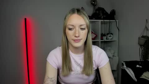 Snapshot of evelynblond chatting on 04-03-26, 12:36 evelynblond online show from 04-03-26, 12:36