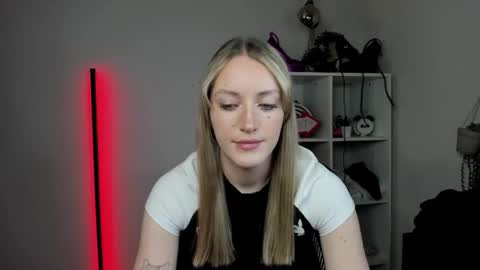 Snapshot of evelynblond chatting on 04-07-26, 12:27 evelynblond online show from 04-07-26, 12:27