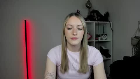 Snapshot of evelynblond chatting on 04-08-26, 12:27 evelynblond online show from 04-08-26, 12:27