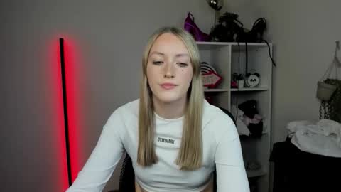 Snapshot of evelynblond chatting on 04-10-26, 12:43 evelynblond online show from 04-10-26, 12:43