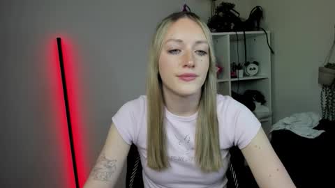 Snapshot of evelynblond chatting on 04-13-26, 12:32 evelynblond online show from 04-13-26, 12:32