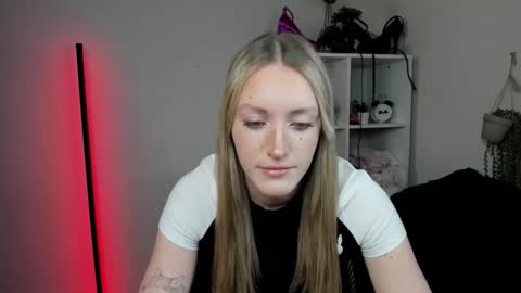 Snapshot of evelynblond chatting on 04-16-26, 12:39 evelynblond online show from 04-16-26, 12:39