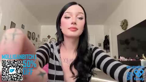 Snapshot of evelynforever chatting on 12-17-25, 10:05 Evelyn online show from 12-17-25, 10:05