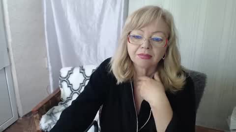 Snapshot of evelynloveshy chatting on 04-25-26, 11:24 BarbaraBlondy online show from 04-25-26, 11:24